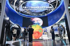 <b>参不雅者正在西门子工业智能系统统操做演示展</b>